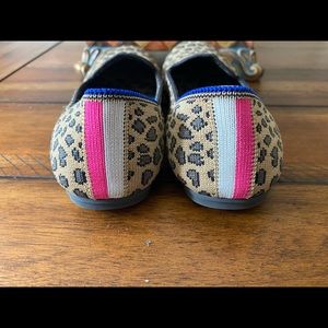 Excellent condition!! Used one time. Cheetah print.